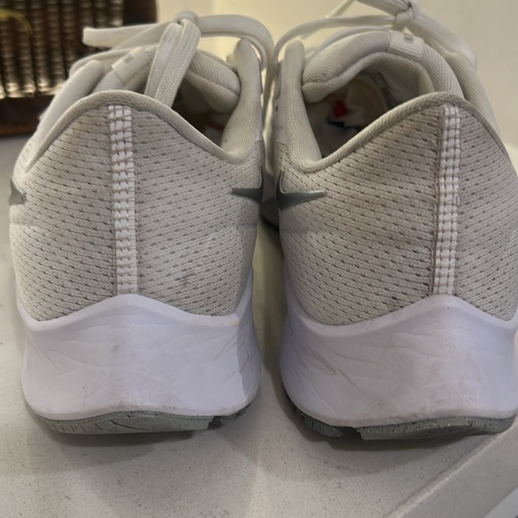 Nike White Athletic Shoes with Cushioned Sole in great condition women size 9.5 - Picture 7 of 15